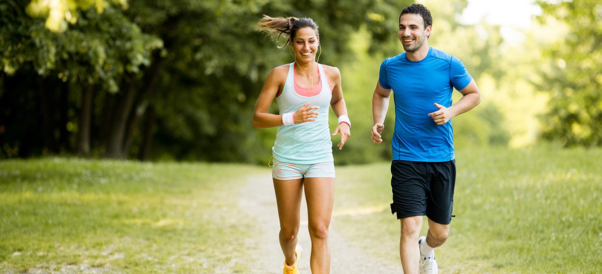 attvità fisica all'aperto donna uomo ginnastica corsa