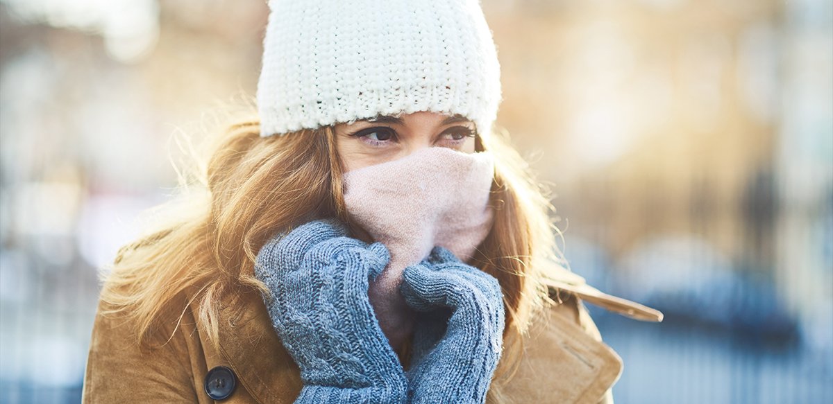 ragazza-si-copre-naso-e-bocca-con-sciarpa