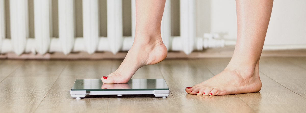 piedi su una bilancia peso corporeo