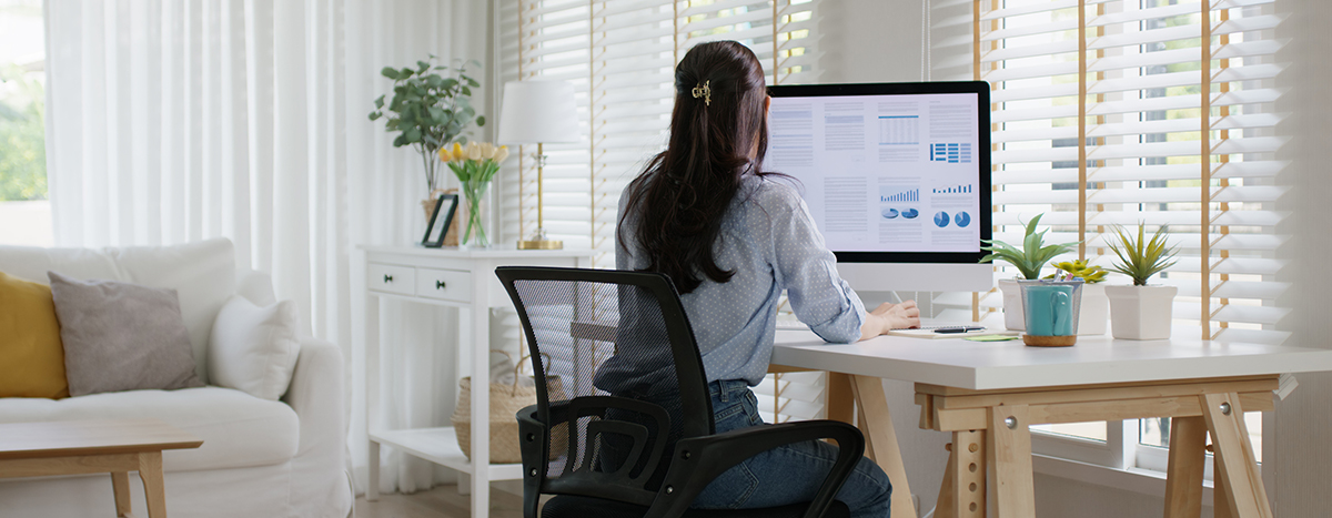 ragazza che lavora in smart working nella sua stanza